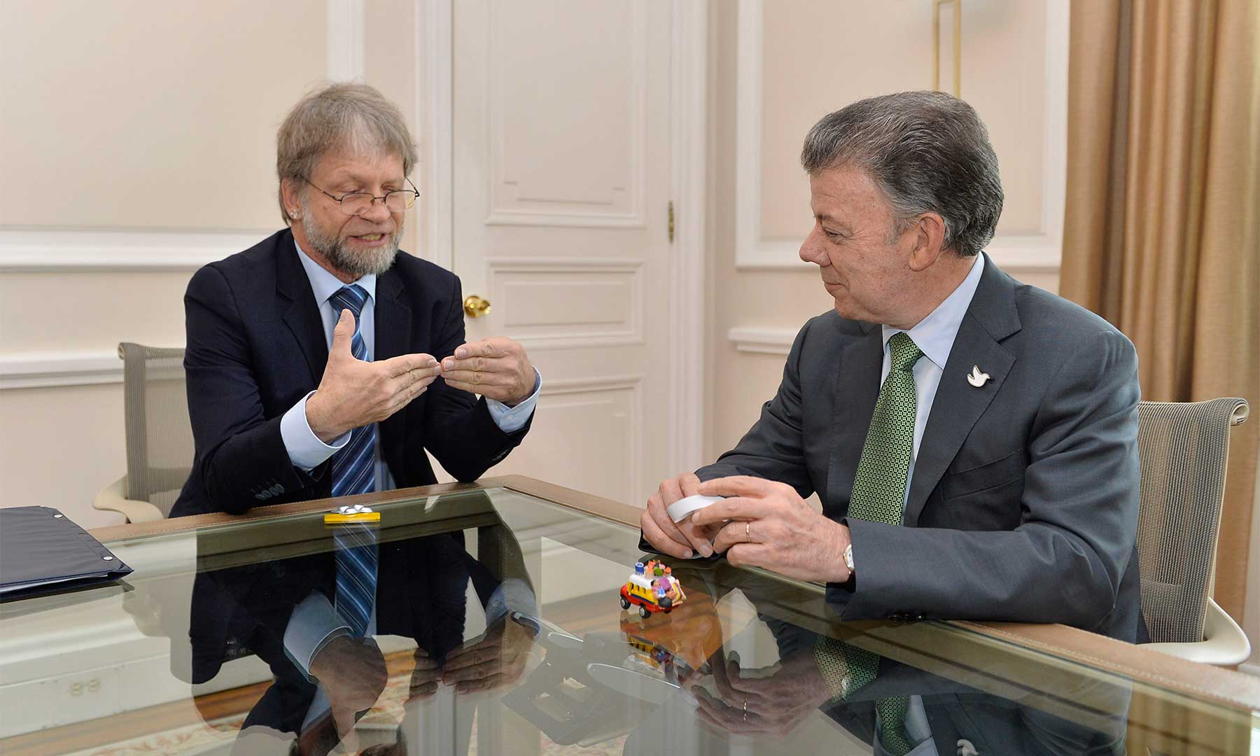 Imagen de apoyo de  Antanas Mockus presento al Presidente Santos estrategia para que los colombianos digan Si la Paz