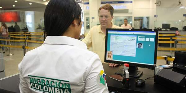 Imagen de apoyo de  Se reglamenta la circulacion de personas por las zonas restringidas a cargo de Migracion Colombia en el Aeropuerto Eldorado