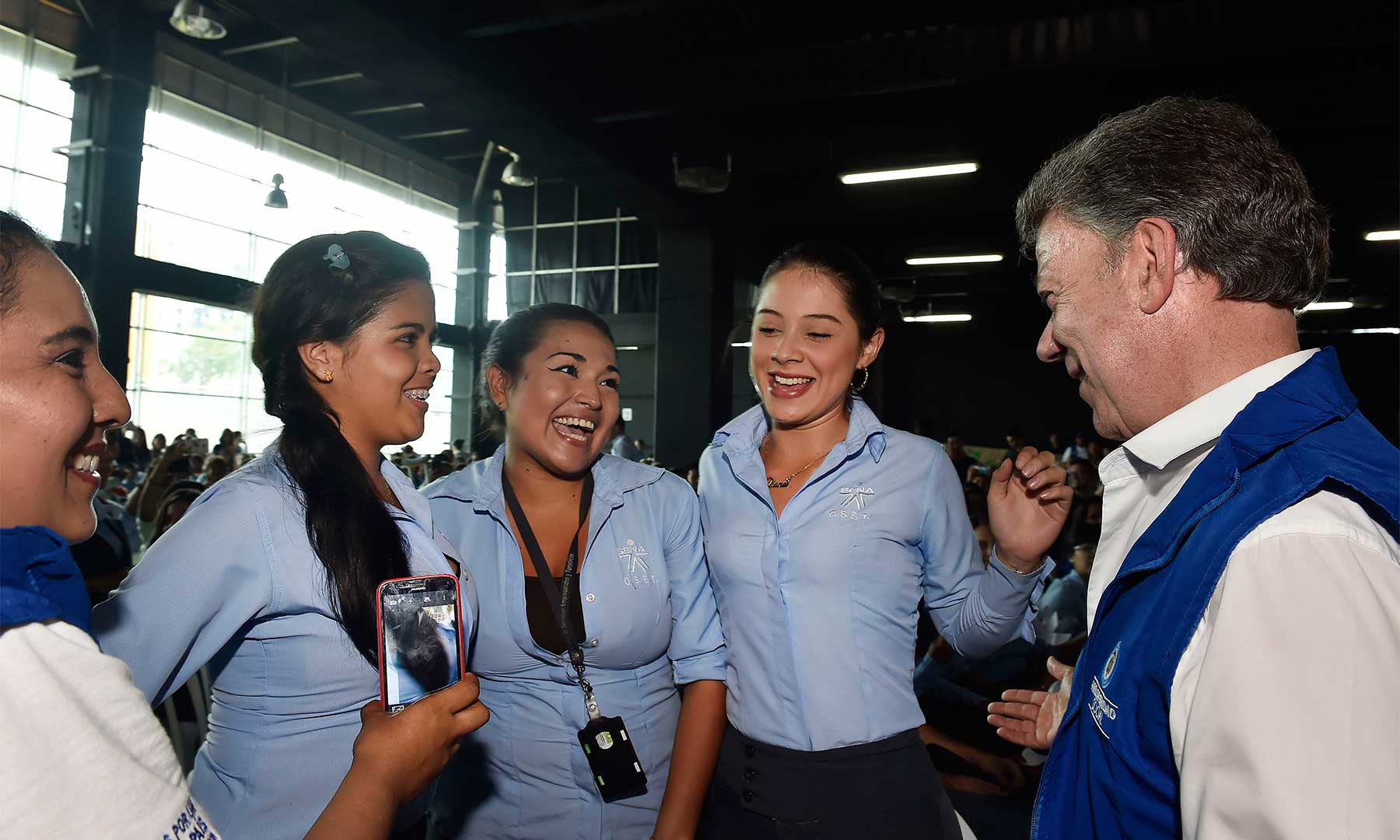 Imagen de apoyo de  Necesitamos que todos los colombianos se pongan la camiseta y participen en la construccion de la paz Presidente Santos